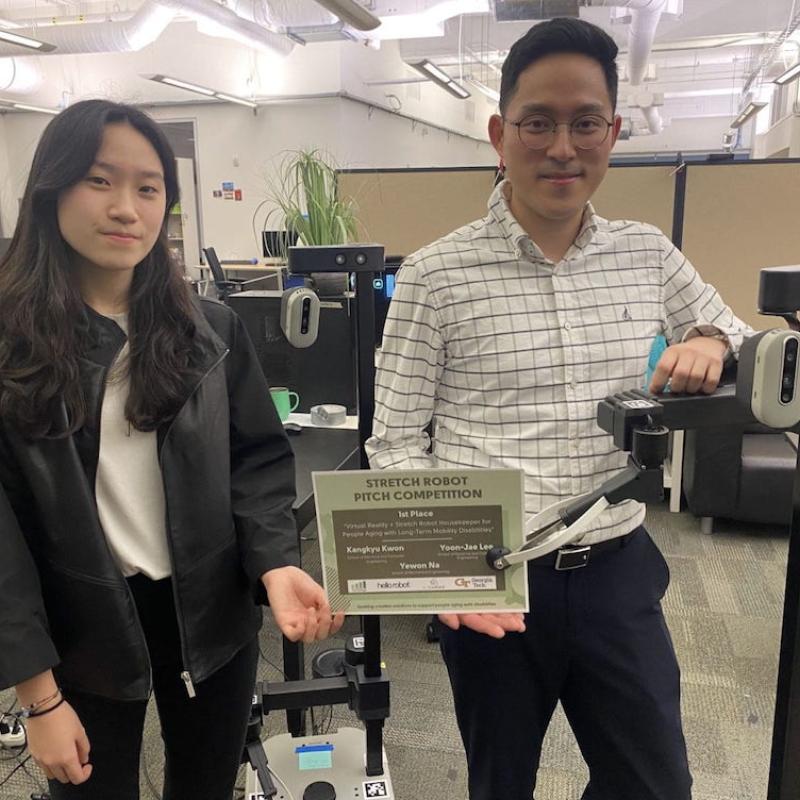 Yewon Na and Yoon Jae Phillip Lee with award